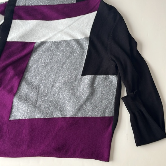 Sweater size small: black, silver, dark magenta and white - Picture 8 of 8